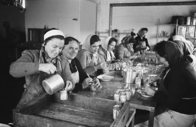 Trabalhadoras de um kibbutz (não identificado). Longe vão os tempos em que estas comunidades judaicas era consideradascomo "exemplo de socialismo perfeito": hoje estão transformadas em hotéis de luxo e/ou centros industriais. @Naftali Oppenheim Collection, Yad Itzhak Ben-Zvi Photo Archive