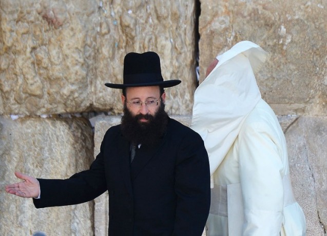 A gust of wind blows Pope Francis' mantle as he stands with Rabbi Shmuel Rabinovitch at the Western Wall © AP