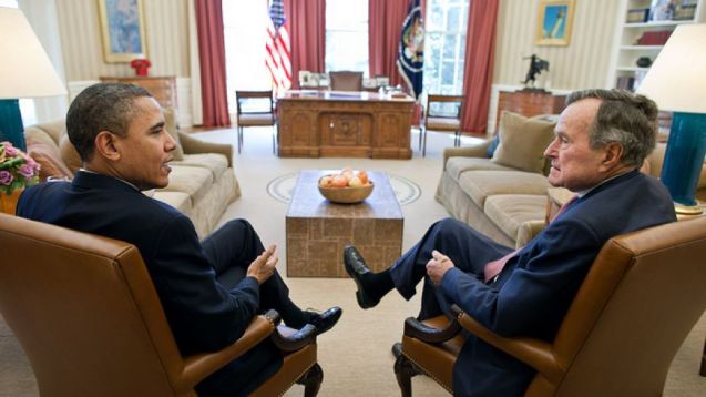 Encontro entre Barack Obama e George H. W. Bush, em 2011, na Casa Branca: o actual é muito mais prudente na sua política externa do que foi o antigo Presidente dos EUA, talvez por este ter sido director da CIA. © Pete Souza 