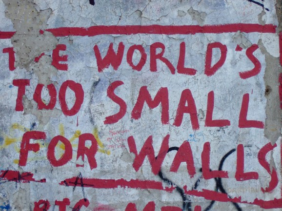 "O Mundo é muito pequeno para [ter] muros" © Direitos Reservados | All Rights Reserved